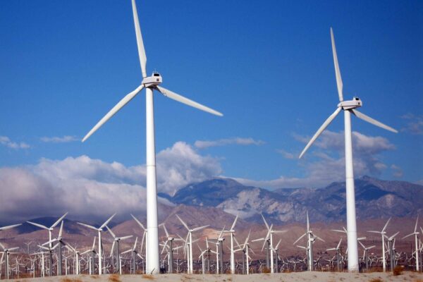 farma wiatrowa z górami w tle